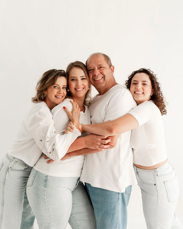 Using neutral clothes in a family photos