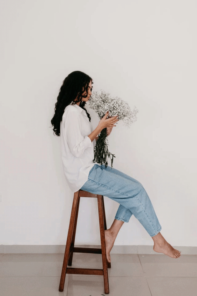 How to pose with a beautiful flowers