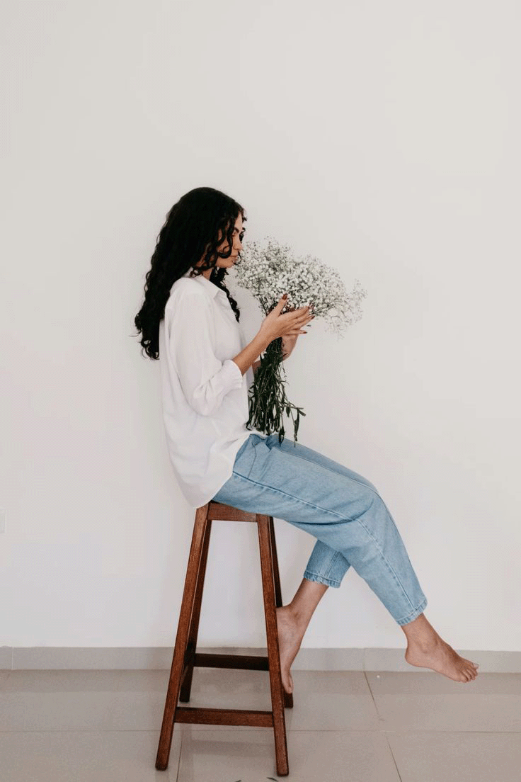 How to pose with a beautiful flowers